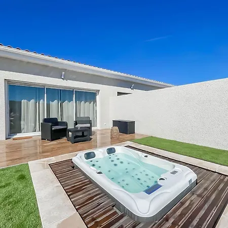 Maison 8 Personnes Avec Piscine Et Jacuzzi *